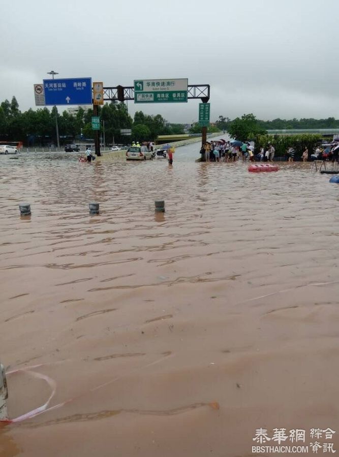 广州暴雨袭城 地铁现瀑布公交车内成河