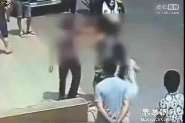 嫖客被卖淫女当街暴打鲜血直流 因嫖娼之后给假币