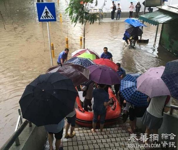 深圳严重淹水　橡皮艇送上班市民