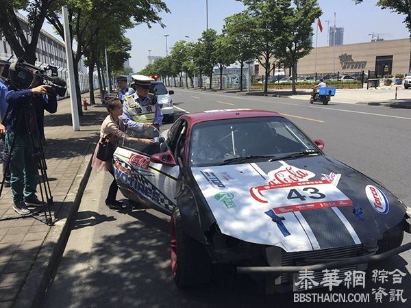 实习司机穿拖鞋把赛车开上上海马路，驾驶证将被注销