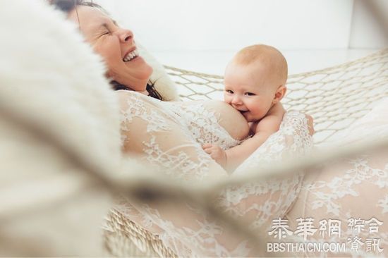 照片记录母亲哺乳的美妙瞬间    满满的都是爱(组图)