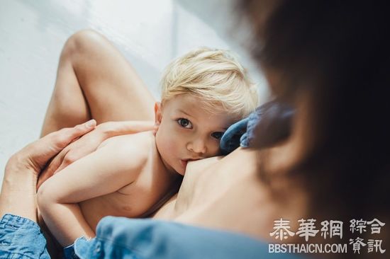 照片记录母亲哺乳的美妙瞬间    满满的都是爱(组图)