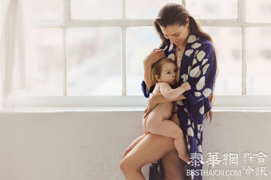 照片记录母亲哺乳的美妙瞬间    满满的都是爱(组图)