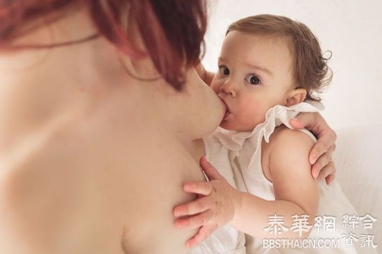 照片记录母亲哺乳的美妙瞬间    满满的都是爱(组图)