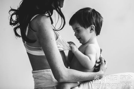 照片记录母亲哺乳的美妙瞬间    满满的都是爱(组图)