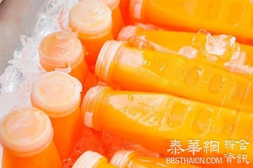 小贩在芭提雅用自来水制假橘子汁  主要卖给游客