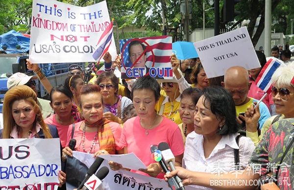暹罗女性（W Thailand）组织30成员前往美驻泰使馆 抗议大使戴维斯言论