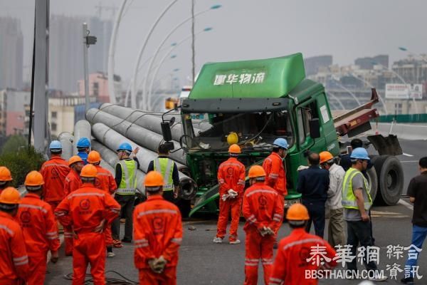 上海中环线肇事卡车委托方：管桩从泗泾运往新江湾城