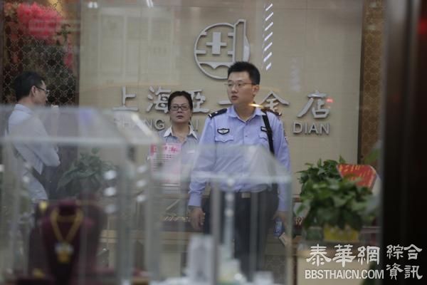 上海一金店被抢：外卖小哥捡到被弃的金项链，嫌疑人在逃