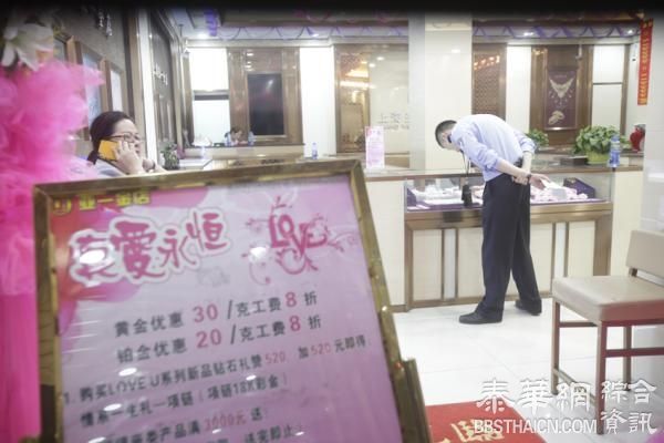 上海一金店被抢：外卖小哥捡到被弃的金项链，嫌疑人在逃