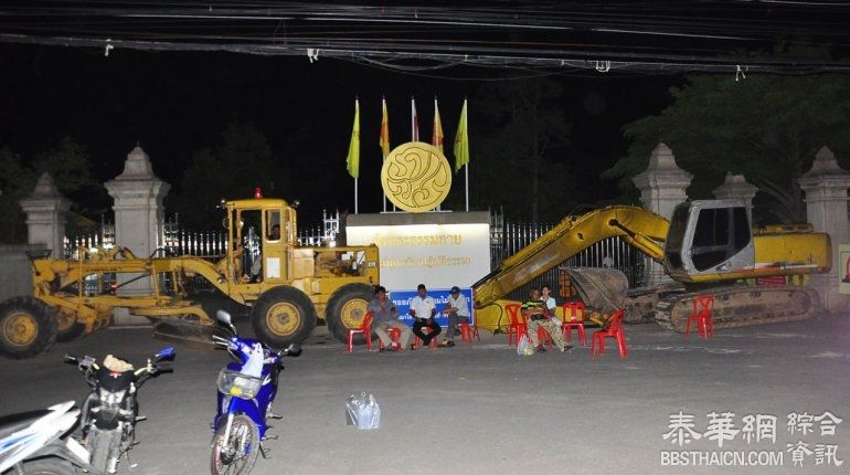 法身寺用推土机和挖掘机挡住寺庙大门  防止特案厅工作人员进入