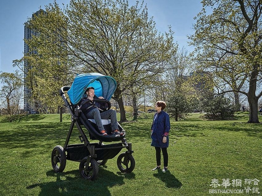 美国打造成人婴儿车 家长秒变小baby