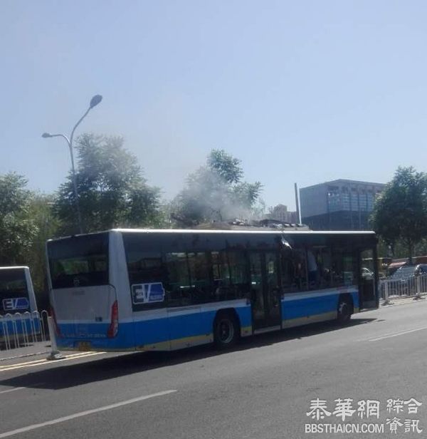 北京一公交车行驶中爆炸：系车顶空调故障爆裂、无人员伤亡