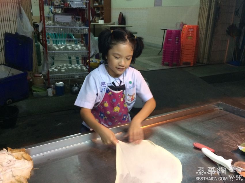 宋卡飞饼店第二代传承人年龄只9岁  熟练掌握甩飞饼技巧