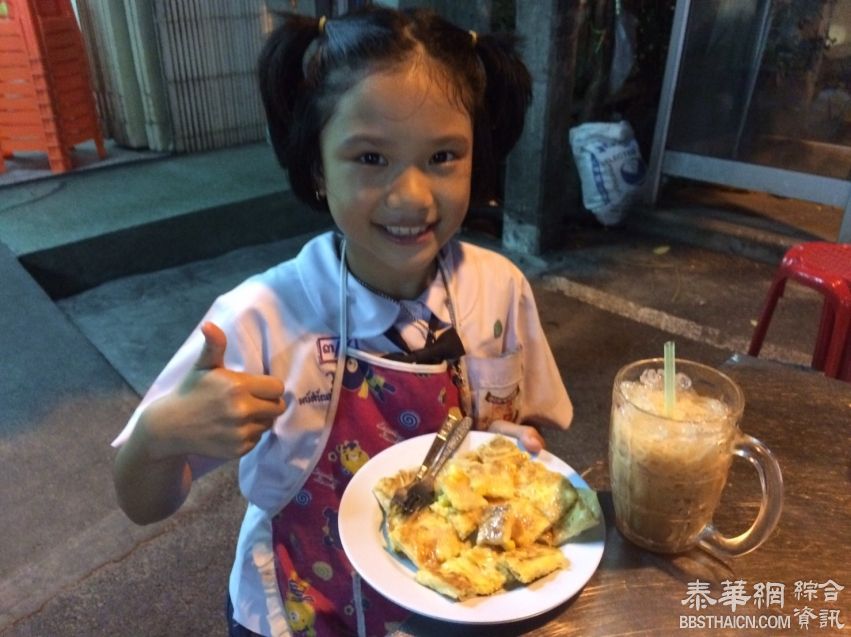 宋卡飞饼店第二代传承人年龄只9岁  熟练掌握甩飞饼技巧