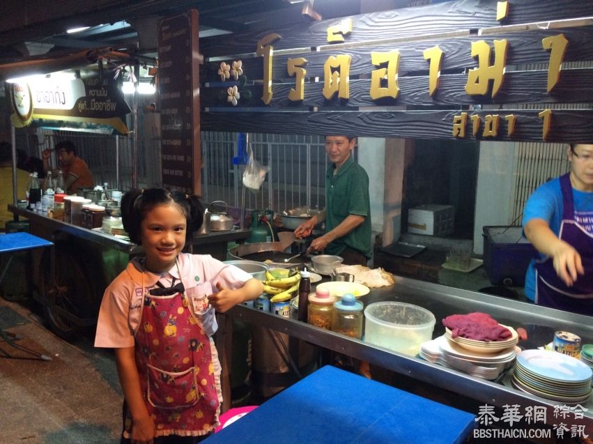 宋卡飞饼店第二代传承人年龄只9岁  熟练掌握甩飞饼技巧