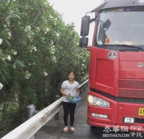 儿子喊饿，货车司机高速上占道违停，在车里用电磁炉做蛋炒饭