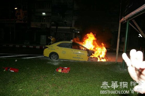 巴吞汪区1辆计程车离奇着火 车主及时离开车子幸无伤亡