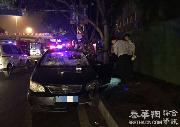 重庆一司机欲闯关连撞数车并自残，交警砸碎挡风玻璃控制局面