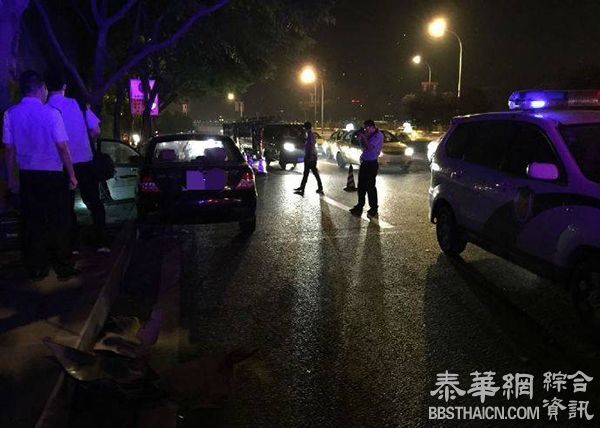 重庆一司机欲闯关连撞数车并自残，交警砸碎挡风玻璃控制局面