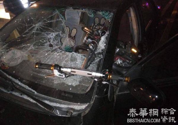 重庆一司机欲闯关连撞数车并自残，交警砸碎挡风玻璃控制局面