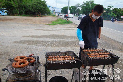 清迈独臂男摆摊养家 路人纷纷解囊助买