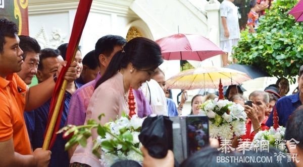 粉丝贴【红色螃蟹】 欢迎前总理英拉到访场面气氛热闹