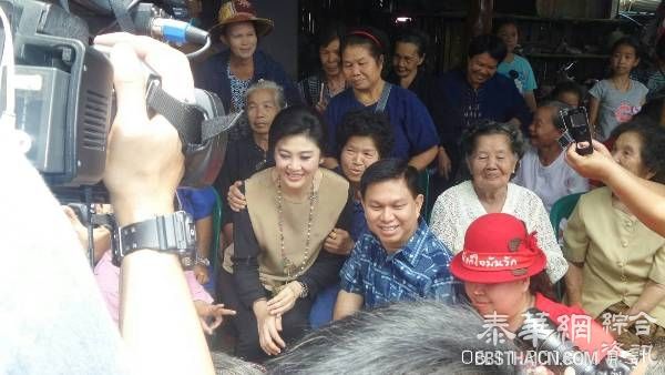 粉丝贴【红色螃蟹】 欢迎前总理英拉到访场面气氛热闹