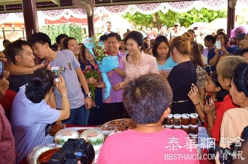 粉丝贴【红色螃蟹】 欢迎前总理英拉到访场面气氛热闹