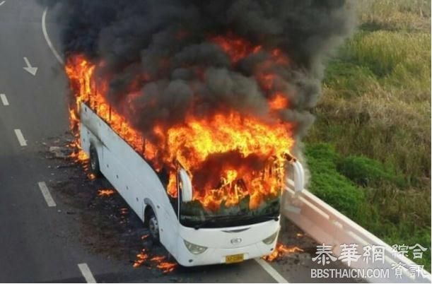 素万那普国际机场方向道路上的一辆白色客车起火  交通拥堵