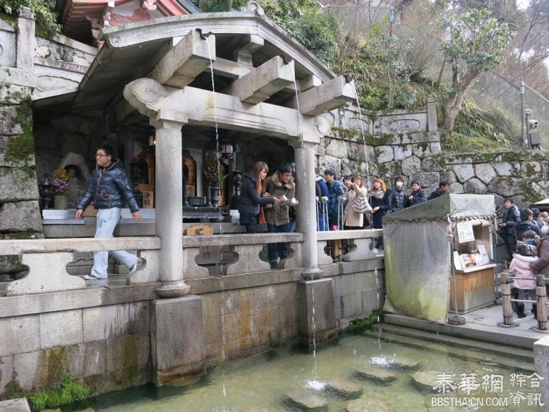 中国游客京都清水寺插队 走入池接祈福泉水