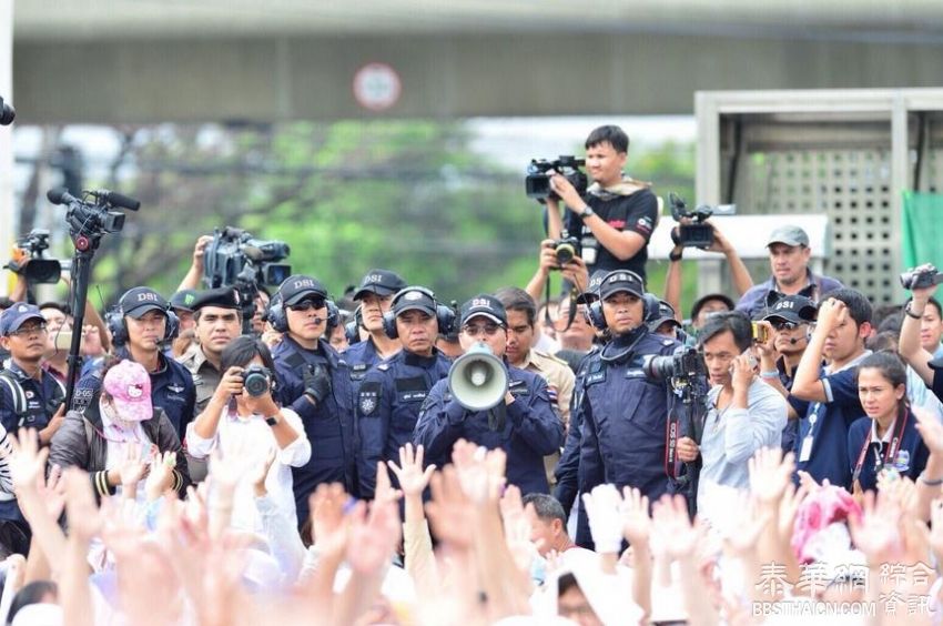 法身寺弟子们阻止工作人员进入 认為法胜法师病情严重 会在泰国回到民主后自首