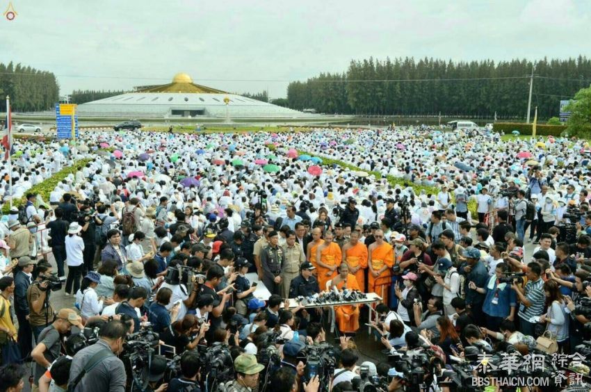 法身寺弟子们阻止工作人员进入 认為法胜法师病情严重 会在泰国回到民主后自首