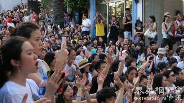 何韵诗开唱谈林荣基：香港的破晓总会到来