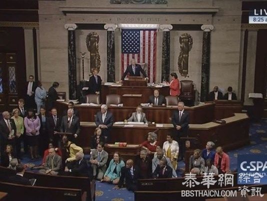 民主党议员集体静坐占领国会 场面似街头政治运动