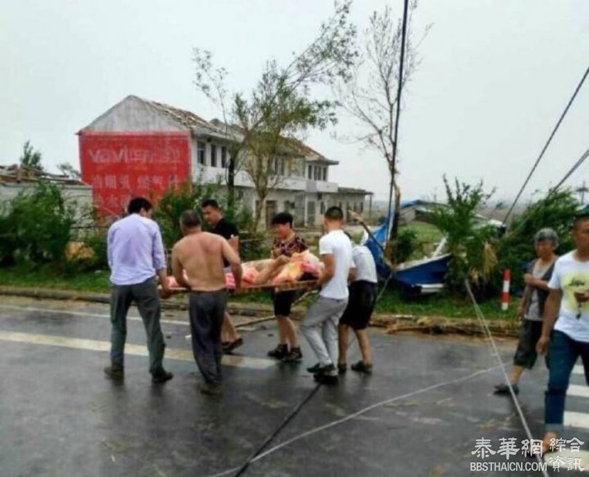 江苏阜宁等地突遭龙卷风冰雹袭击 多处道路阻断建筑被毁