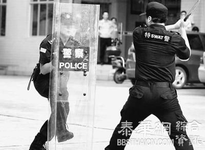 湖南一缉毒民警忆与毒贩枪战：为群众挡霰弹枪子弹，忍痛还击