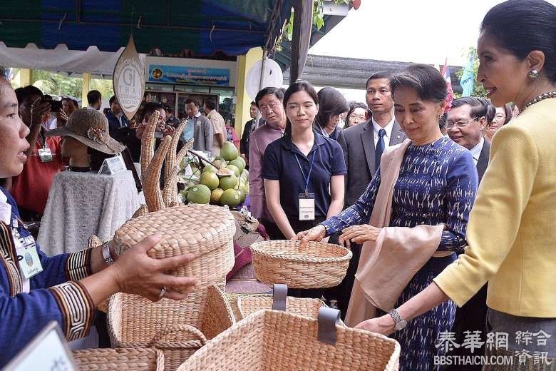 苏姬最后行程巴育夫人一行陪同 参观佛统示范村