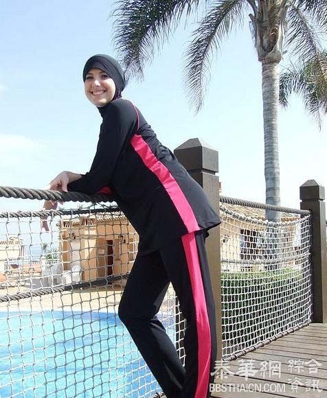 游泳的穆斯林女人，仅露一双眼睛也惊艳