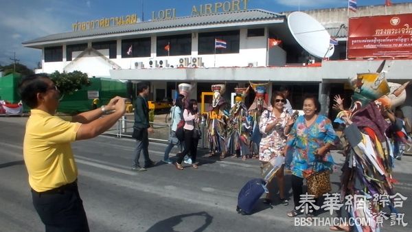 黎府宣传将於下个月举办鬼脸节 民眾奇装异服扮鬼脸机场迎客