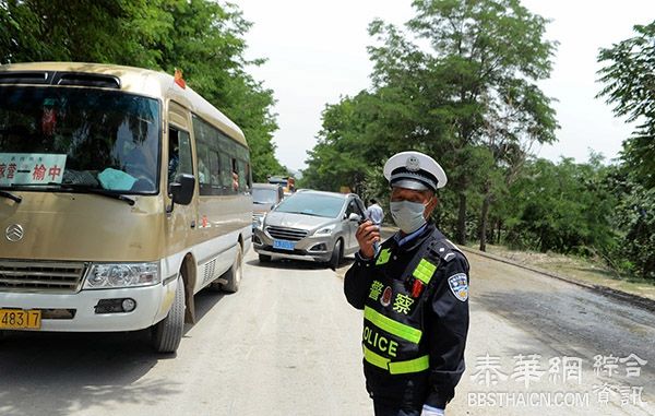 甘肃一群工地工人穿山寨警服执勤数月，有司机称还好有他们管