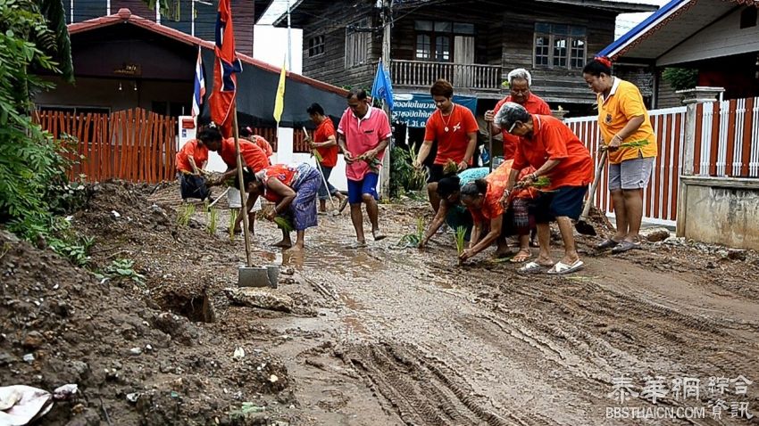 村民路上插秧 讽政府工程拖沓导致该路段一遇到下雨天便泥泞难行