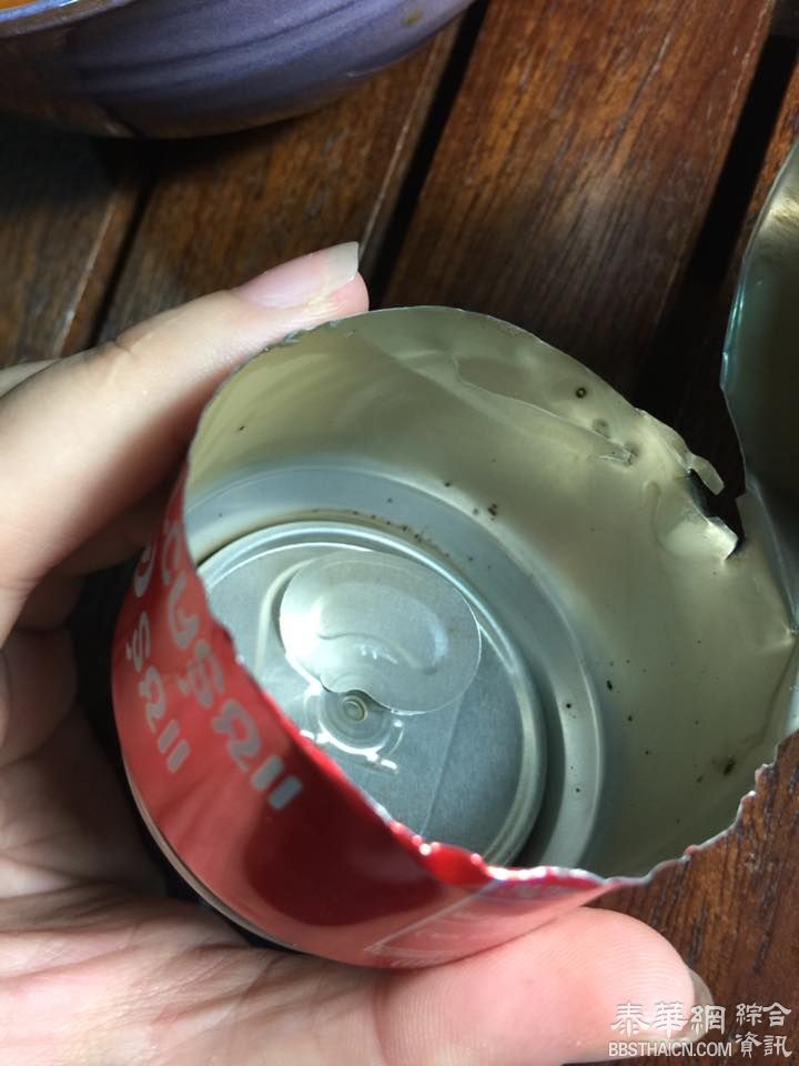 网友爆料：某知名品牌汽水罐生锈希望该品牌的公司尽快将此事查清