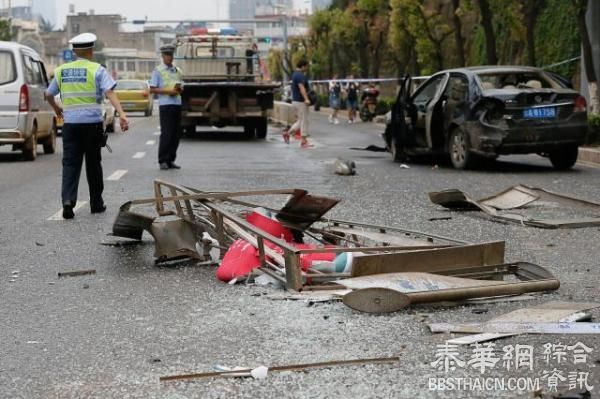 云南昆明一大学生驾车冲上公交站台致1死2伤：已拿驾照两年