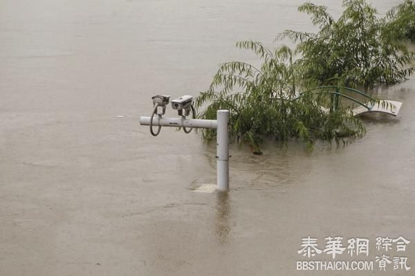 湖北赤壁：暴雨致水位上涨，临河商铺被淹景区暂停接客