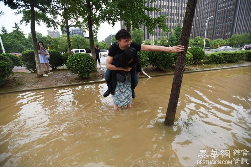 武汉女汉子火了！不让男友湿鞋 背他淌水过马路(图)