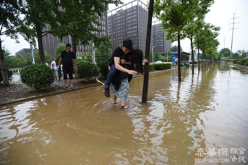 武汉女汉子火了！不让男友湿鞋 背他淌水过马路(图)