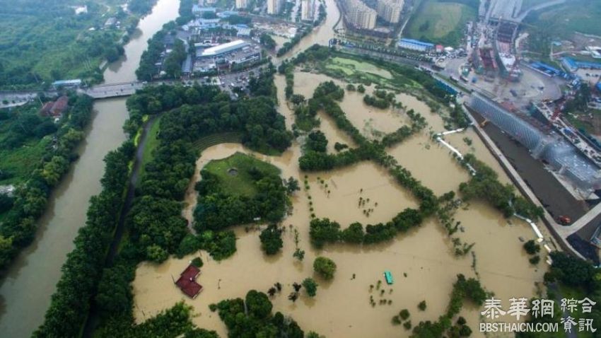 南京内河水位上涨 居民小区成"渔港"