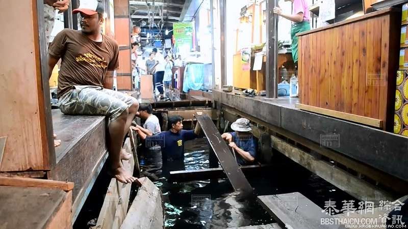 北欖一座通往市场内百年木桥坍塌 逾20游客落1米多深河裡