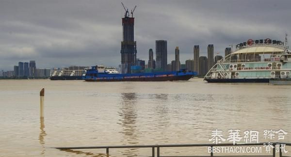 武汉启动排渍红色预警，建议市民尽快将车辆迁至安全区域